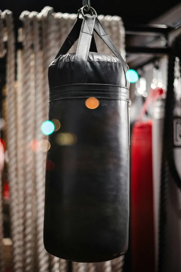 Nyrkkeilysäkki, kuva Jason Leung on Unsplash